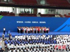 澳门金沙网站 _澳门金沙网址_澳门金沙网投_近千名民众来到体育中心足球训练