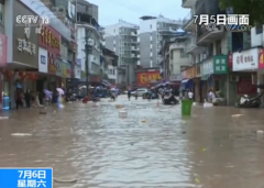 澳门金沙网站 _澳门金沙网址_澳门金沙网投_第二名消防员顺梯来到女子身边