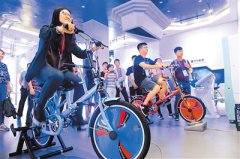 澳门金沙网站 _澳门金沙网址_澳门金沙网投_ 图为来自台湾的大学生通过模拟骑